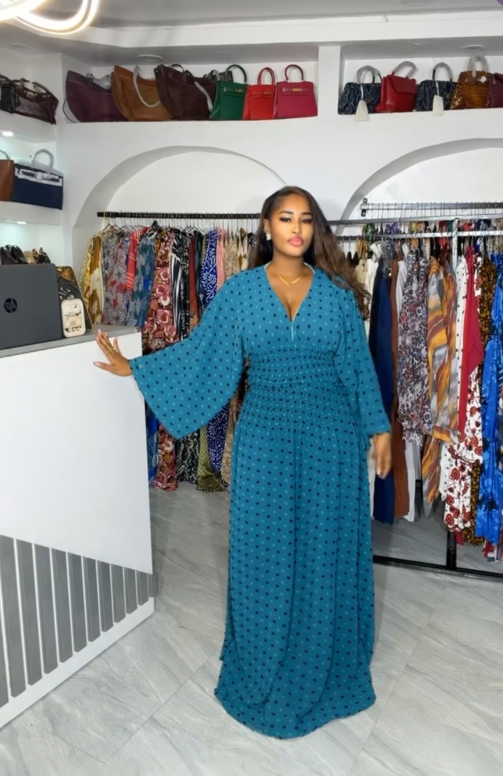 Robe longue bleue à pois noirs