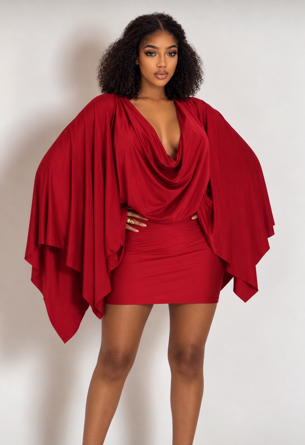 Robe courte rouge à manches drapées